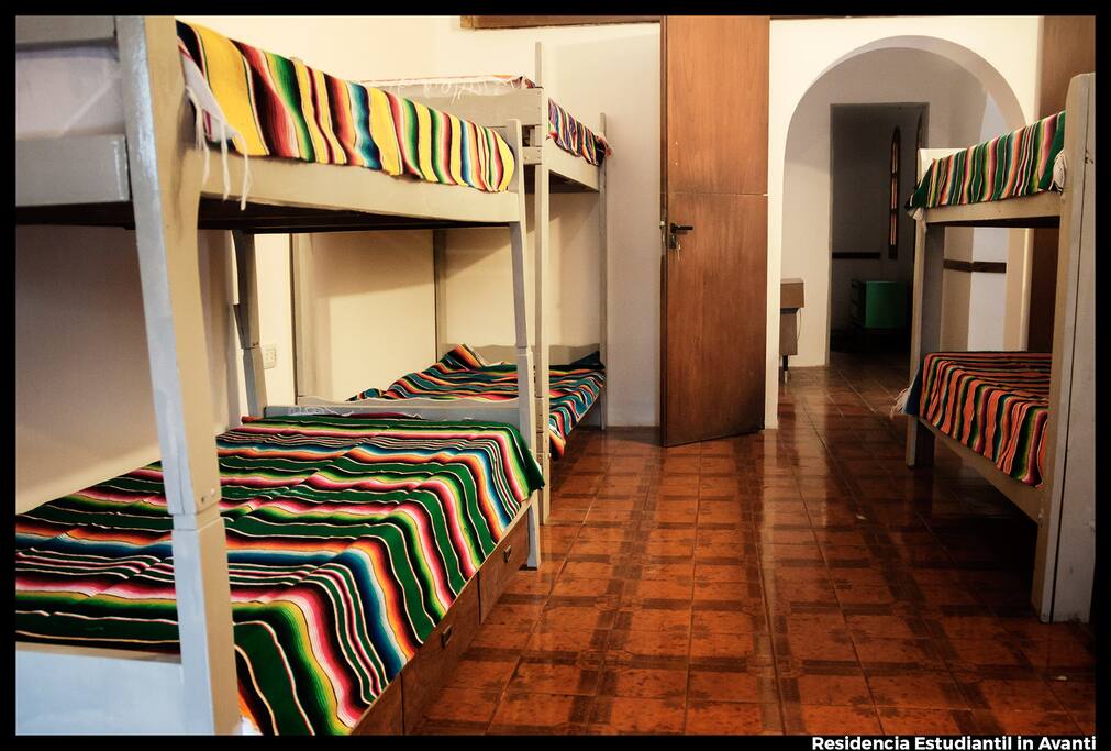 Habitación 4: Habitación séxtuple con baño compartido y con vista a Av. Francia. Con calefacción. Cuenta también con escritorios y placard personales.