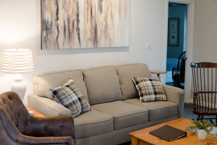 Newly updated 2 bdrm 2 bath that sleeps 6 with Mountain Views and gas fireplace!