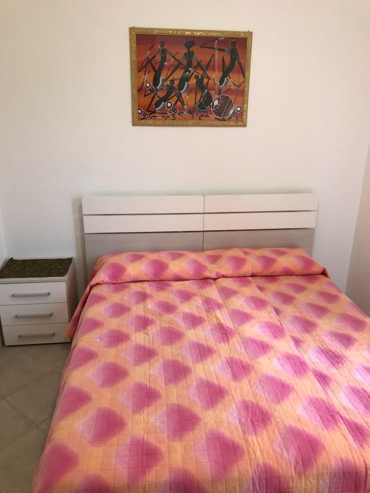 2e slaapkamer met twee eenpersoonsbedden die kunnen worden samengevoegd tot een tweepersoonsbed