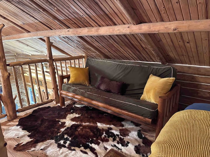 El loft de arriba cuenta con 2 camas tamaño queen, futón tamaño completo con ropa de cama y una zona para sentarse.