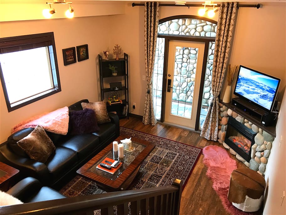 Spacious living area. Top speed wifi/flat TV/Apple TV/Sofa bed.
