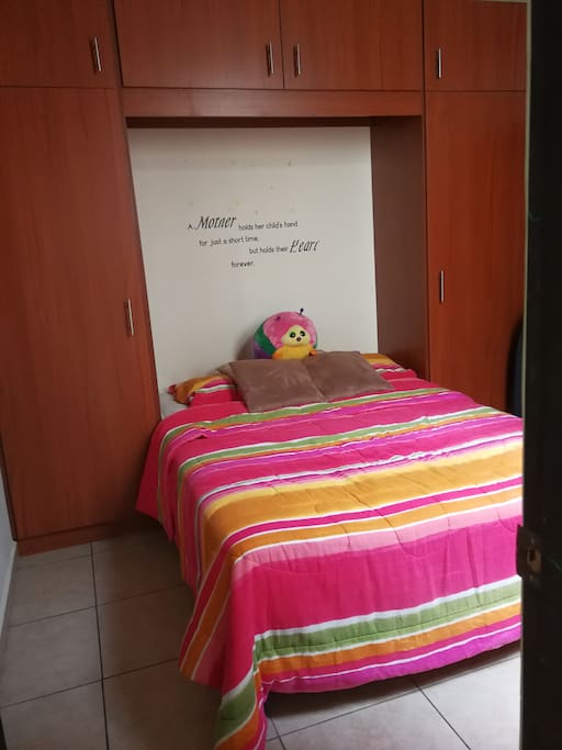 Habitación con cama de 1.40 mts. Con closeth