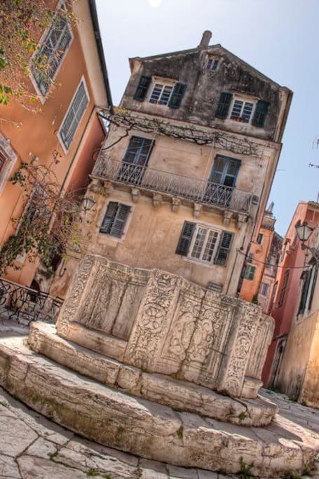 Venetian Well square
