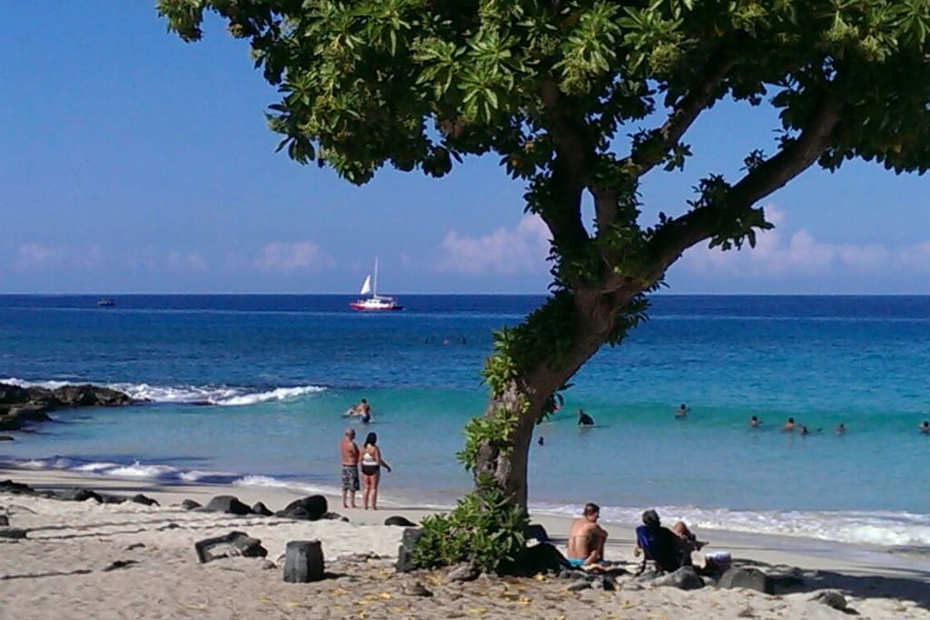 La'aloa (Magic sands) beach a short walk away