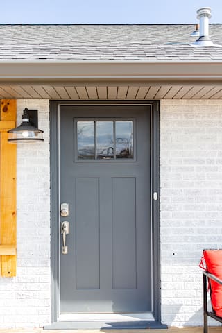 PERFECTLY LOCATED, SPACIOUS, & COMFORTABLE gallery image 4