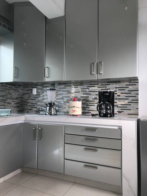 Accesorios de cocina como: Cafetera, Licuadora, Extractor de jugos Turmix y utensilios varios
