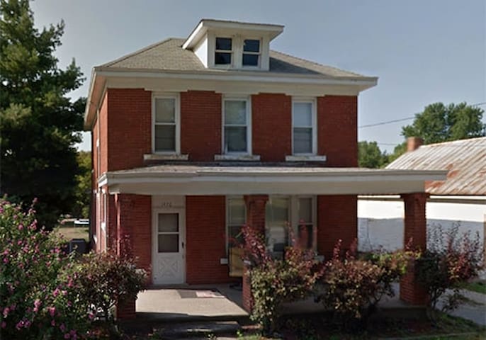 Nauvoo's Beautiful Brick Home Sleeps 8