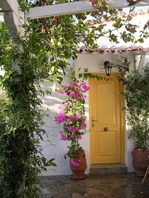 Single room and shower in garden