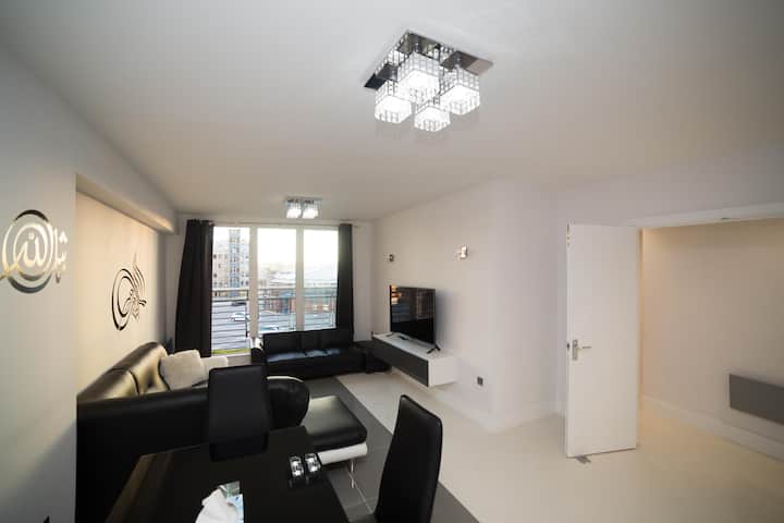 Entire House / Apartment Coach House 5min From Cardiff City Centre With Parking, United Kingdom