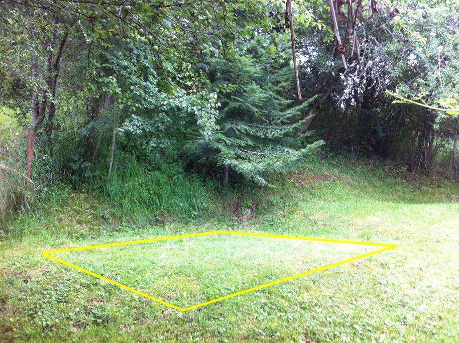 Zeltplaz (blick nach hinten) / place or tent (view towards the back)