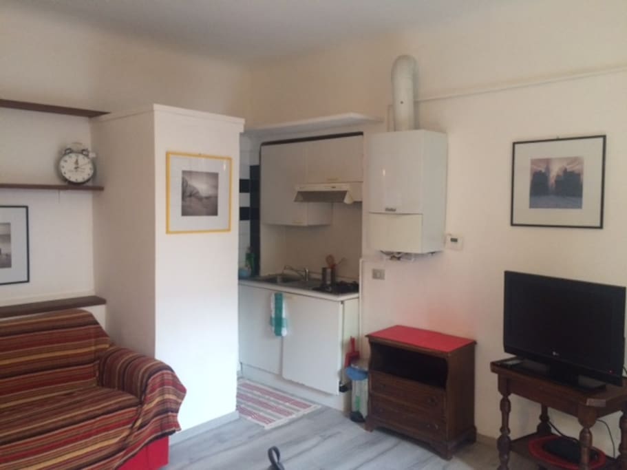 salotto, angolo cottura.
living room , kitchenette