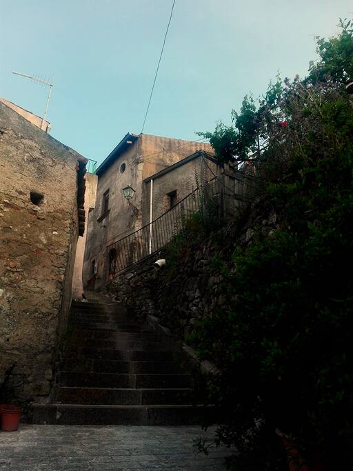 la casa torretta vista dalla scalinata di accesso