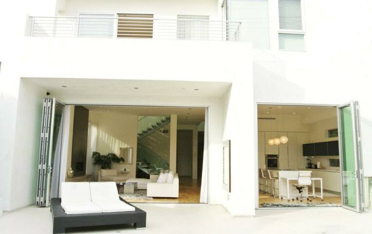 Modern Luxurious & Prime Location gallery image 3