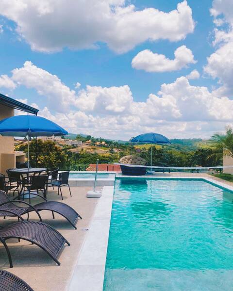 Recanto dos Carvalhos: swimming pool, hydro, barbecue.
