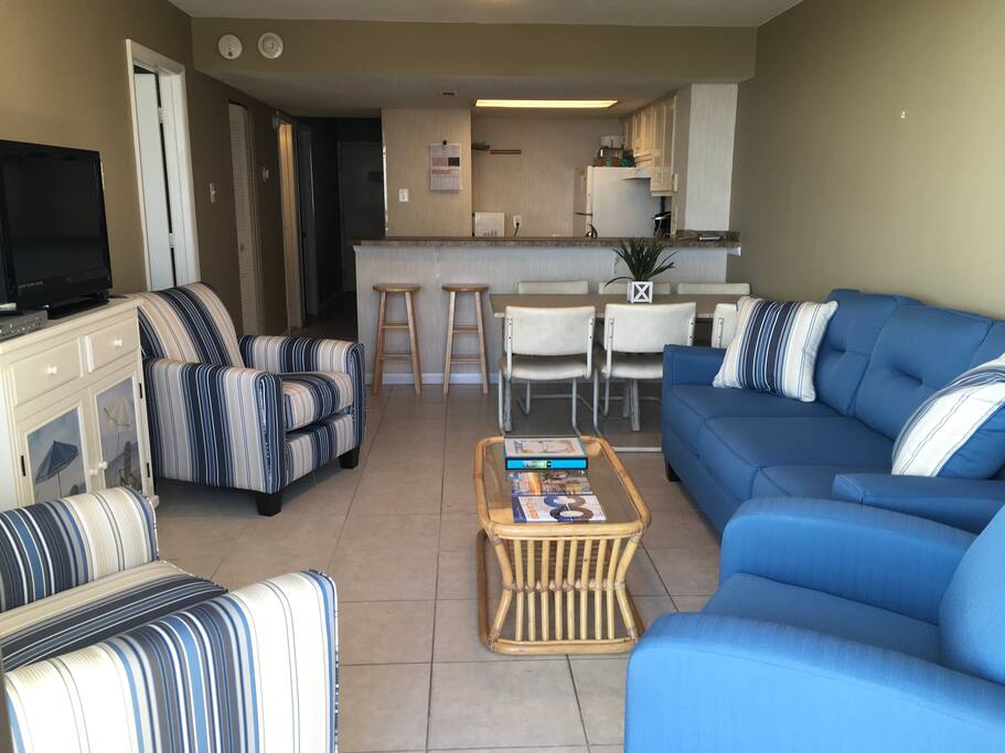 Family/dining room combo with open access to kitchen