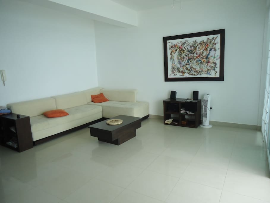 Amplia sala con sofá cama