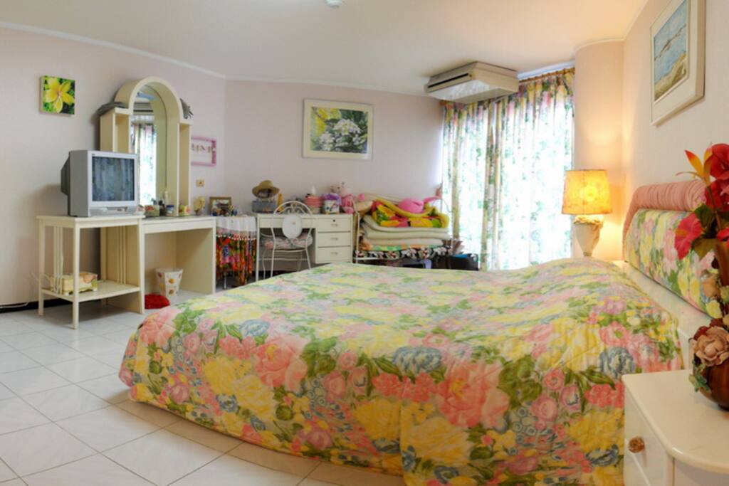 ห้องนอนกว้างขวางพร้อมที่นอนเสริม 1-2 คน