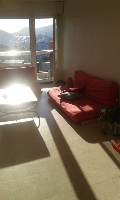 Grand appartement avec grands balcons et portes fenêtres dans toutes les pièces
