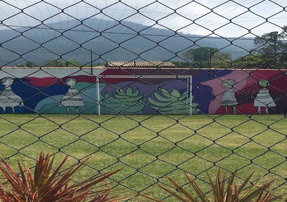 Campinho de Futebol Próximo a Entrada do Condomínio