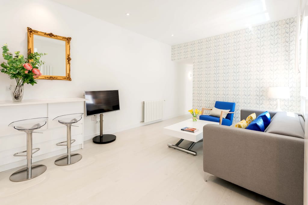 Living-Dining Room. Sofá table could become a dinner table ready for 4,6 or 8.