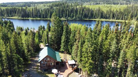 Luxurious Chalet Steps to Lake, hot tub & nature