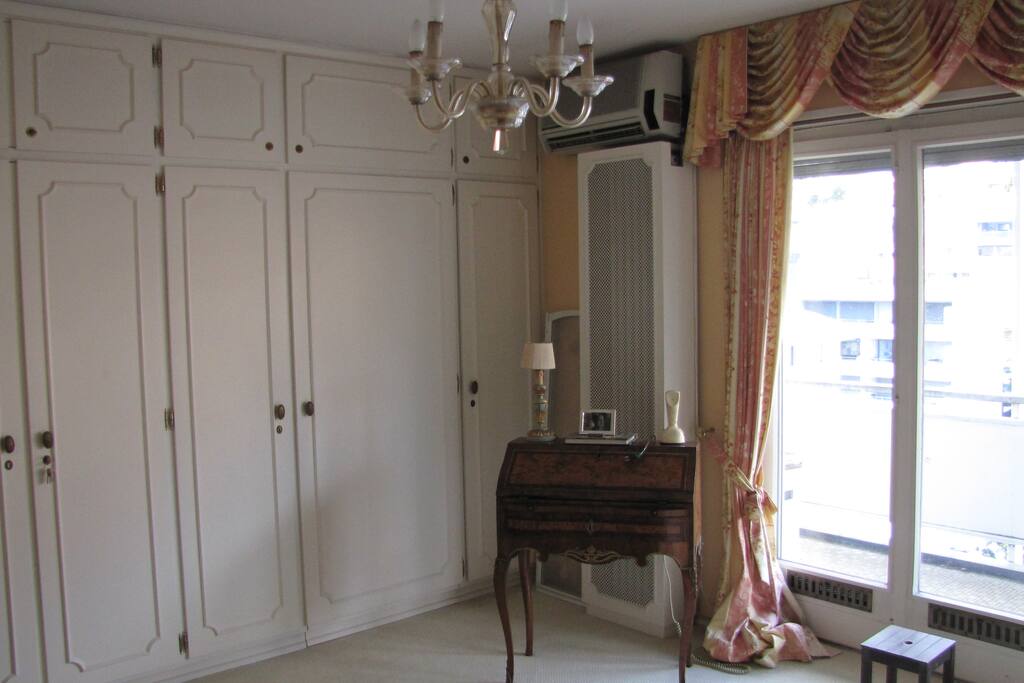 Fenster mit Balkon und