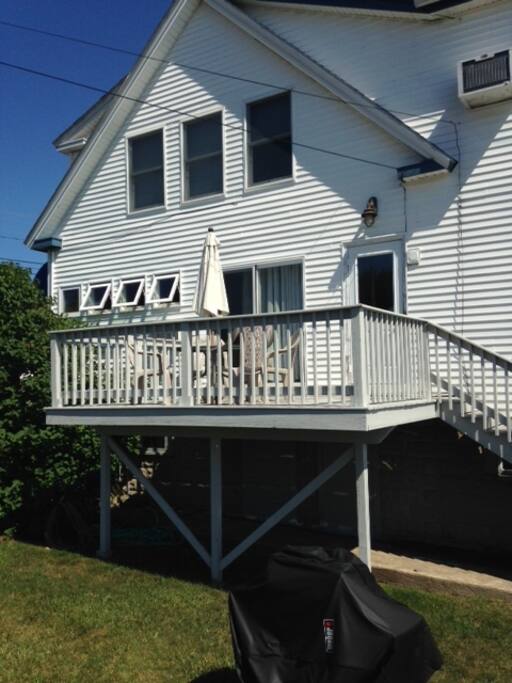 Private deck/gas grille