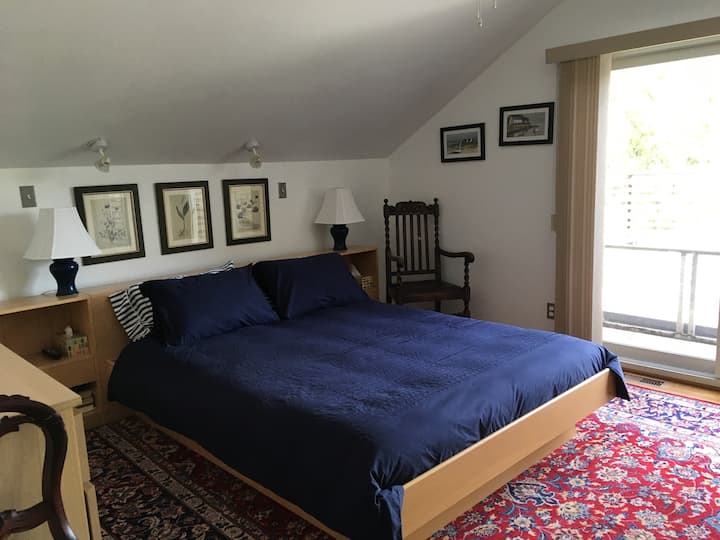 ห้องนอนใหญ่พร้อมเตียงขนาดควีนไซส์