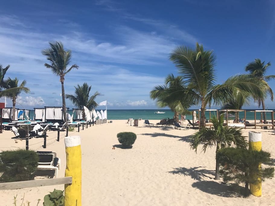 Playa muy próxima al condominio