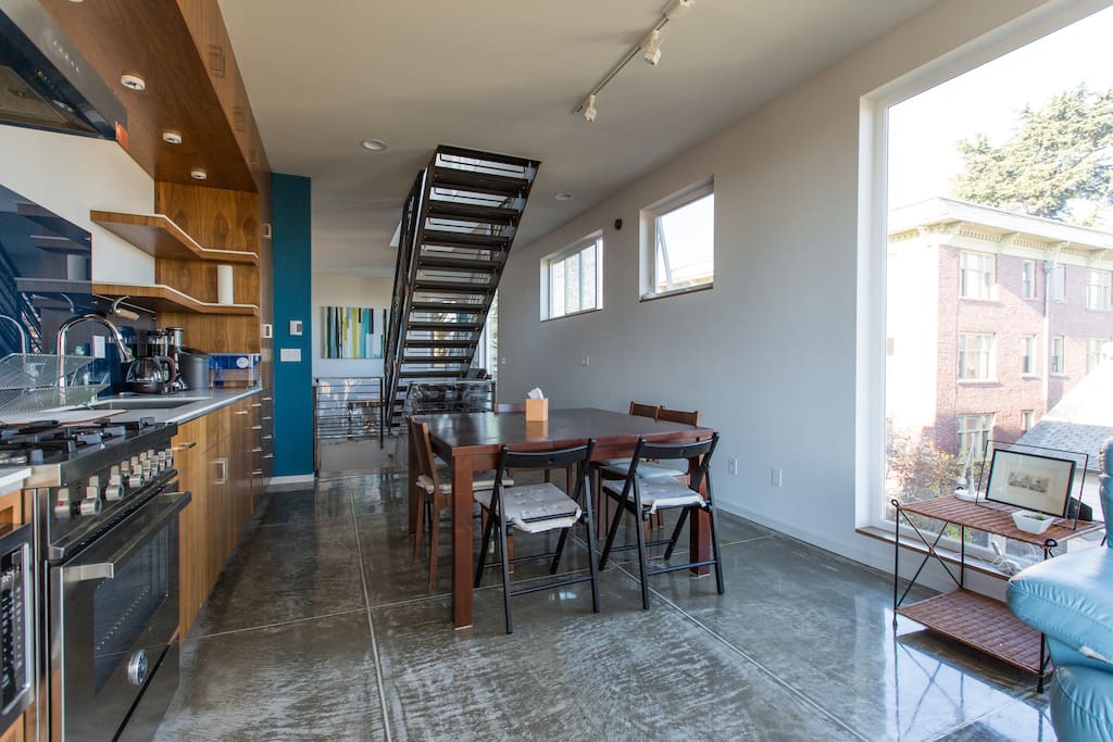 Kitchen amenities include gas stove, microwave, toaster oven, blender, coffee machine, kettle, water filter.