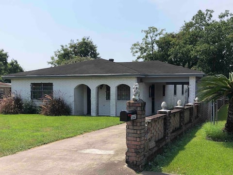 Belle's Place Comfy 2 bdroom 1 bath, kitchenette