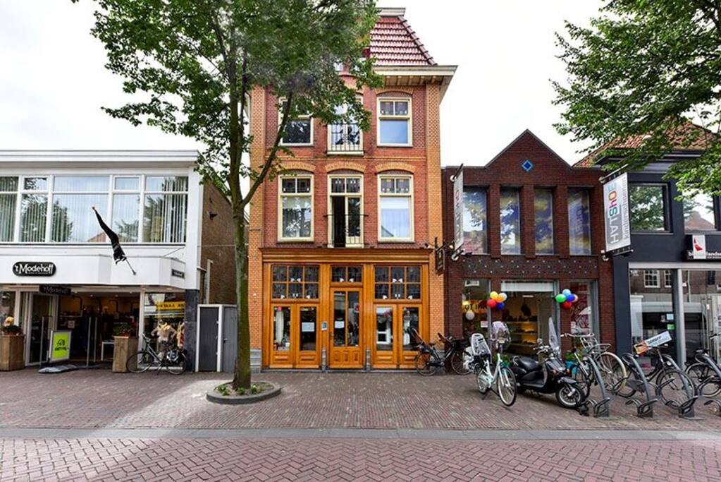 Het appartement bevind zich midden in het centrum van Alkmaar.