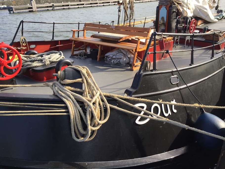 Buitenkant schip met zitbank