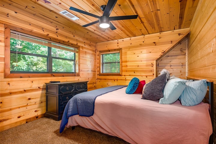 Come rest after a day of exploring the Ozarks in the 2nd King bedroom.
