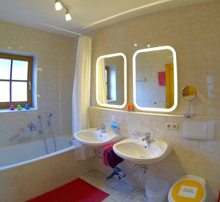 Bad 1 im EG mit Wanne, Bathroom 1 ground floor with tub