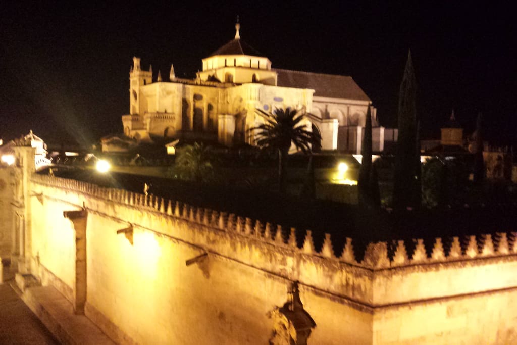 Vista de la Mezquita-Catedral desde la terraza alta de noche.