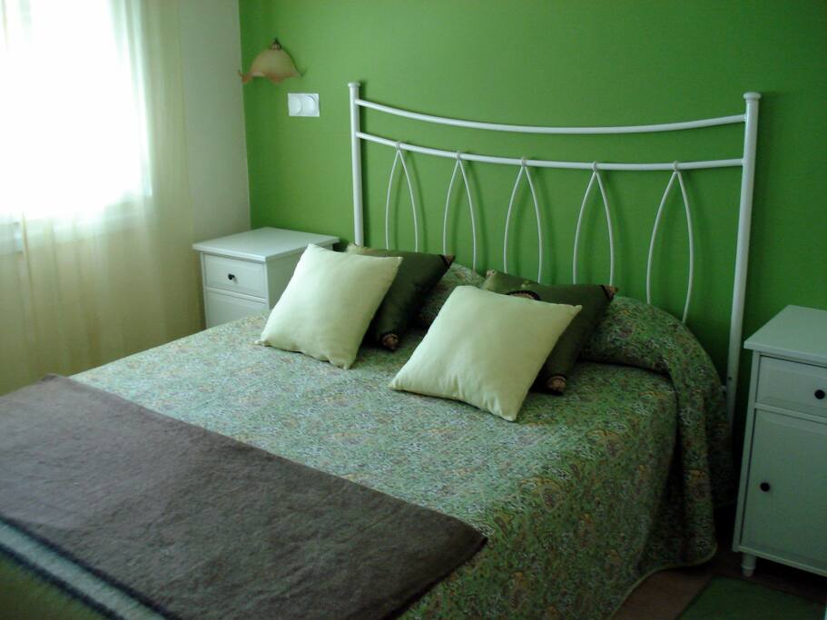 Dormitorio principal con cama de 150