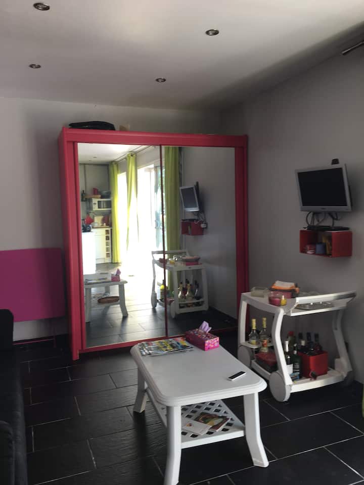 Maisonnette Colorée Au Bord De La Piscine - Ardèche