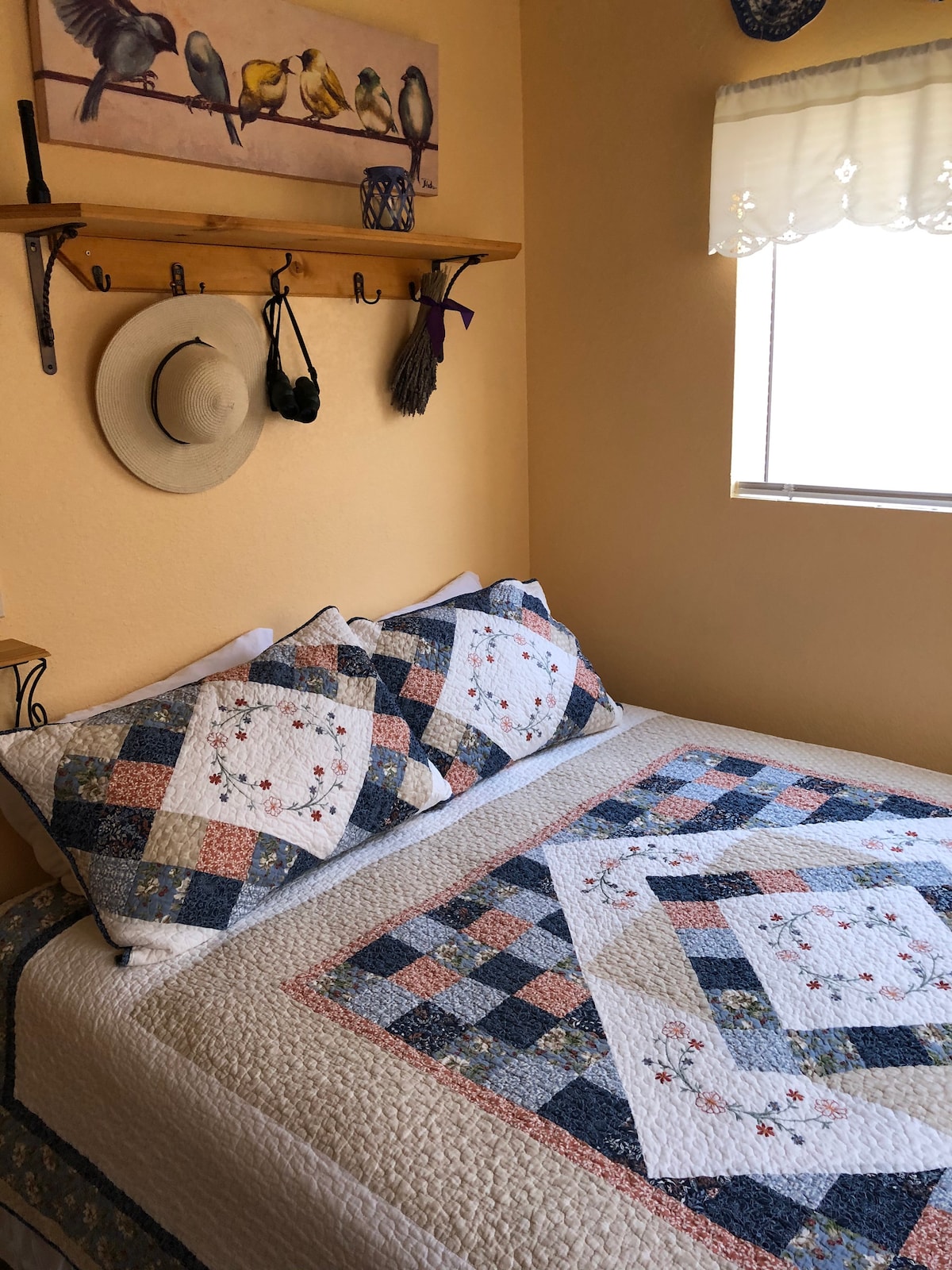 Cama tamaño queen en el primer dormitorio