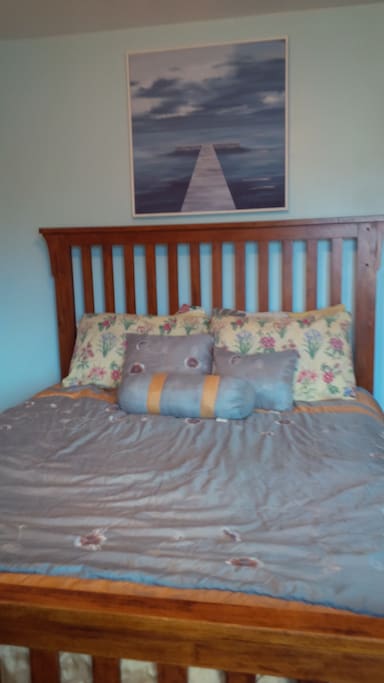 Great therapeutic Queen mattress for your slumber in the Oasis after your return from NYC, or the surrounding tristate (CT, NJ,NY) area (20 minutes by car...)
