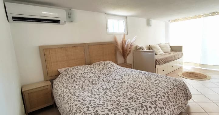 Საოჯახო ოთახი: 
Ორადგილიანი საწოლი: 160x190
Გასაშლელი დივანი: 160x190