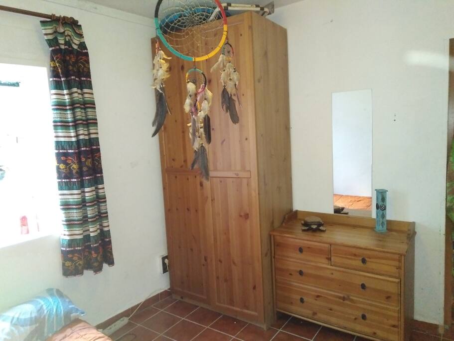 Armarios y cajonera con espacio para poder guardar la ropa de los huéspedes