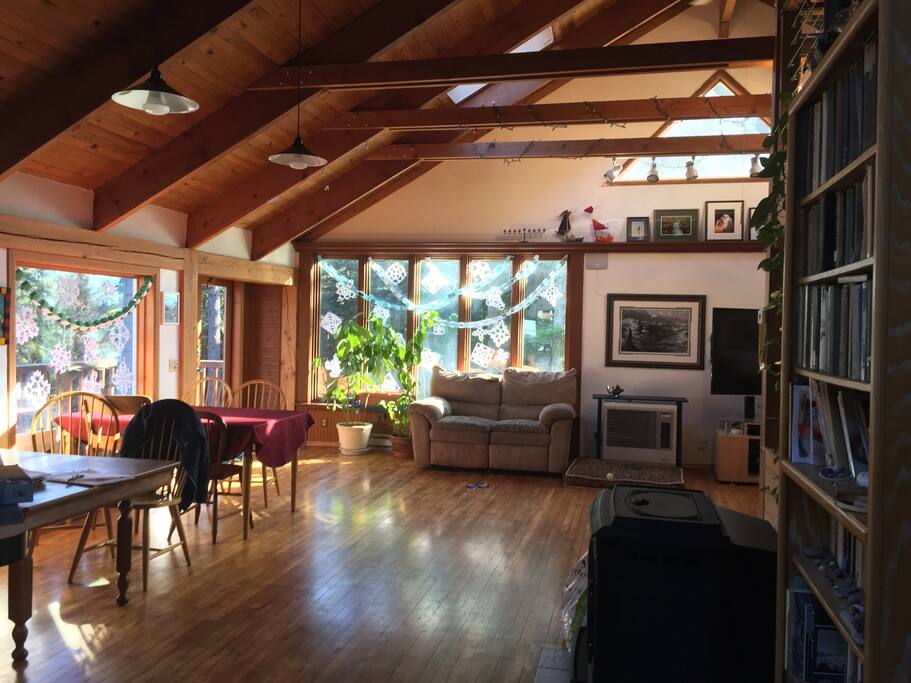 Open and comfortable living and dining rooms with 18' vaulted ceilings