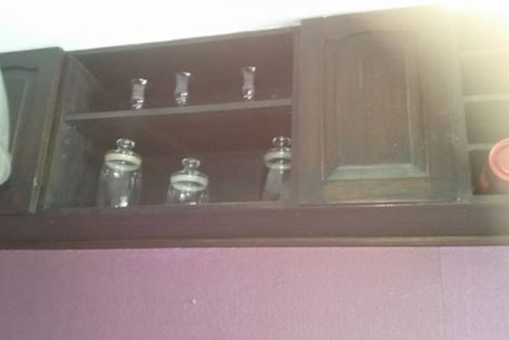 Cómodos muebles con vinoteca.