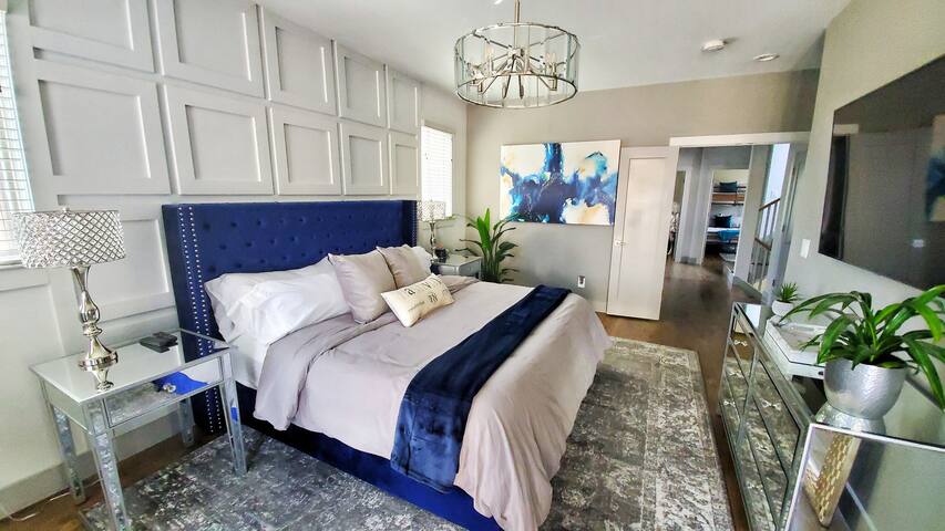 Rooftop Paradise – 1 Mile to Broadway – Sleeps 12 gallery image 5