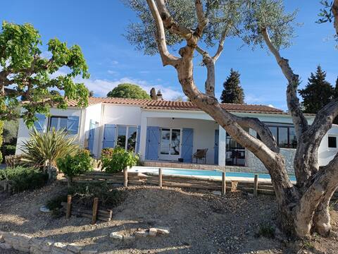 Villa for 8 people, private pool and garden.