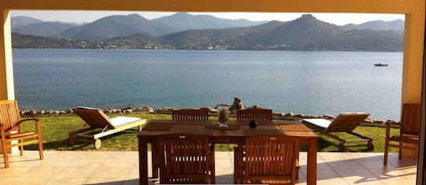 Luxury Villa Feet in the Water