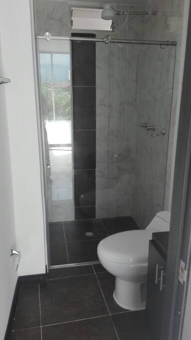 Baño principal con ducha