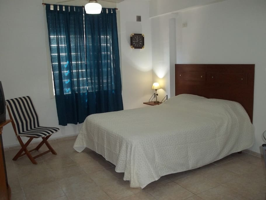 cama de dos plazas y servicio de sàbanas cada dos dìas incluìdo en el precio total.