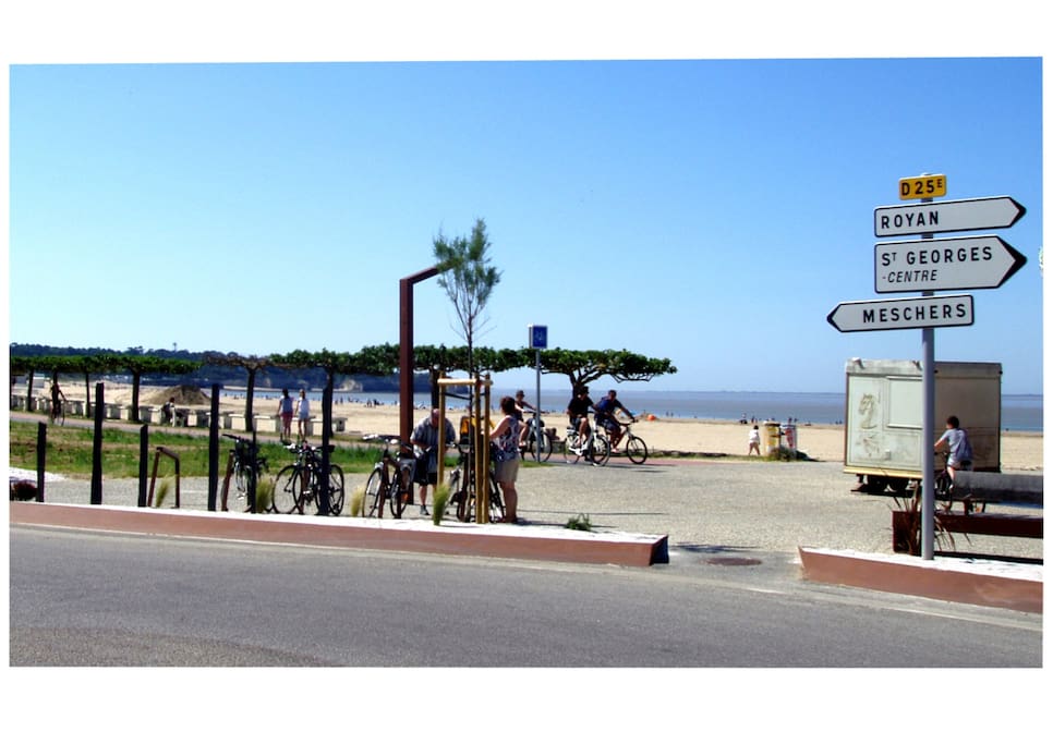 Vue plage et piste cyclable